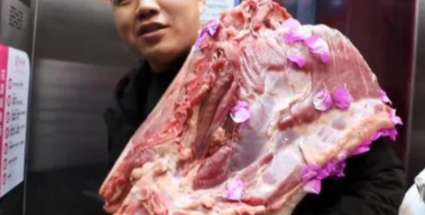 男子跨年晚会中奖,奖品是半头猪?