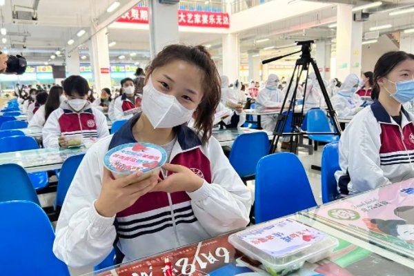 大连高校5吨猪肉做杀猪菜分给学生，如何评价学校的举动？
