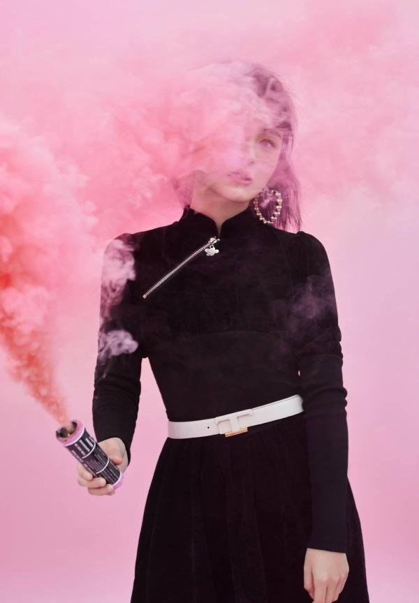 孙雅丽粉色系写真大片释出 明艳少女邂逅浪漫世界