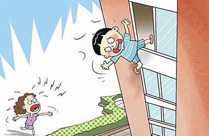 10岁娃睡迷糊翻窗,坠落至22楼外,这样的一幕有多惊险?
