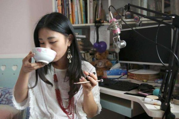 台州一女主播因被网友吐槽唱歌难听而欲跳楼轻生，你如何看待主播这一职业？