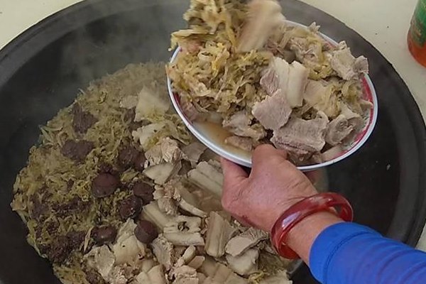 大连高校5吨猪肉做杀猪菜分给学生,如何评价学校的举动?