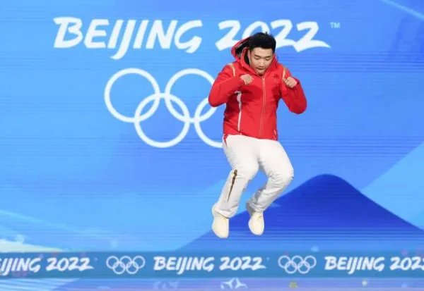 徐梦桃坐在高亭宇肩上举国旗入场,这是一幕什么样的场景?