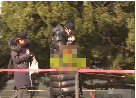 贾乃亮参加春晚审查助理怎么还提着药?