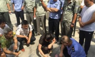 陕西咸阳一98年小伙误入传销当街抱交警求助，这件事给予我们什么警示？