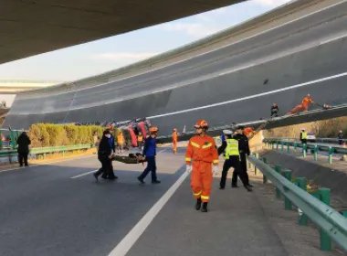 湖北一高速公路的桥面侧翻了，现场情况是怎样的？