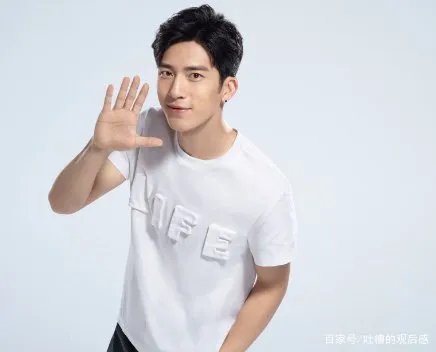 井柏然风格变化太大了,五官看着太帅气,打扮是不是也变时尚了?