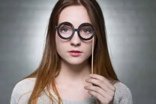 黎姿晒自拍戴老花镜：眼睛会泄露年龄的秘密  如何预防老花眼