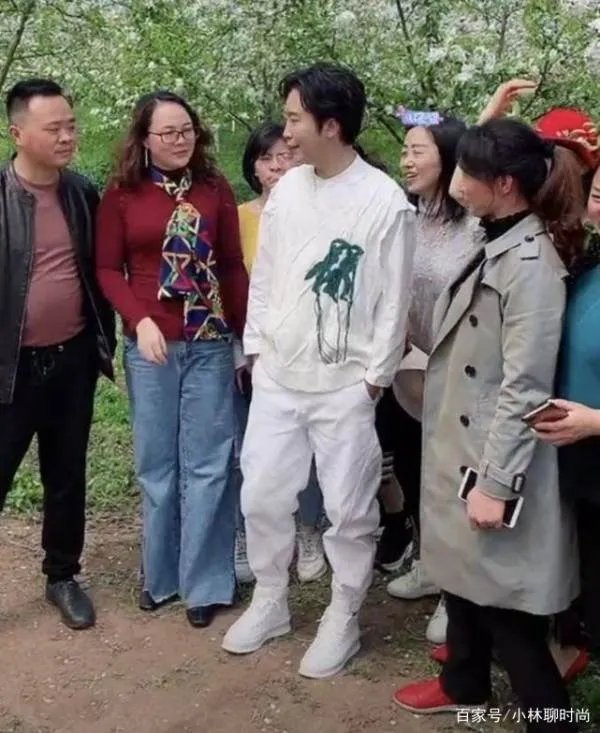 李玉刚回农村真接地气,穿白裤蹲地烧柴火灶,丝毫没明星包袱,你怎么看呢?