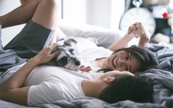 女子分手后以流产为由拒退彩礼，同居期间高达五次流产，婚前该不该同居？
