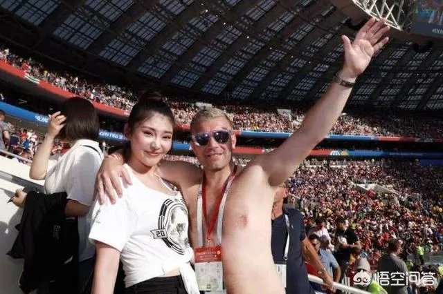 如何看待大嫂徐冬冬在俄罗斯世界杯看球,被丹麦球迷“生扑”?