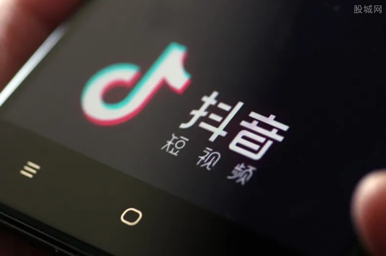 抖音花多少钱请刘德华 后者开直播一晚赚了多少？