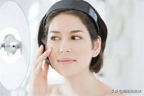 同样照镜子穿衣服,为啥有些男生说好帅,而一些女生总是换好几件都不满意?