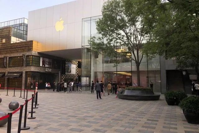 今天iPhone8开售,零售店却很冷清,这说明了什么?