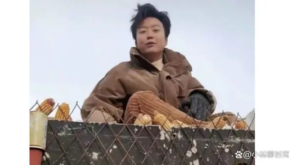 李玉刚回农村真接地气,穿白裤蹲地烧柴火灶,丝毫没明星包袱,你怎么看呢?