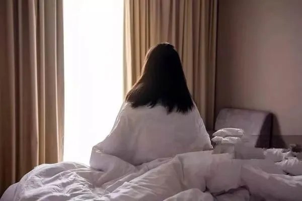 成都女生租住1年房间发现隐秘摄像头，这件事给予我们什么警示？