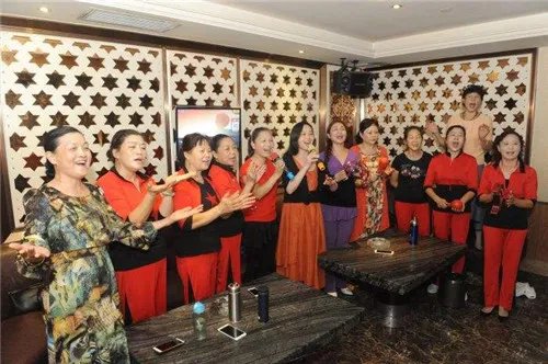 退休老人成ktv主力军  这些老人比80、90玩的更嗨！