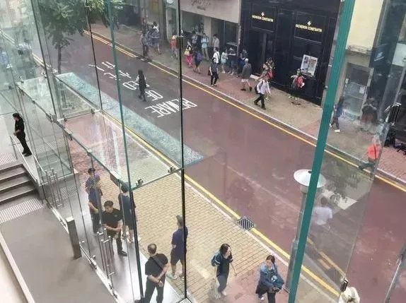 今天iPhone8开售,零售店却很冷清,这说明了什么?