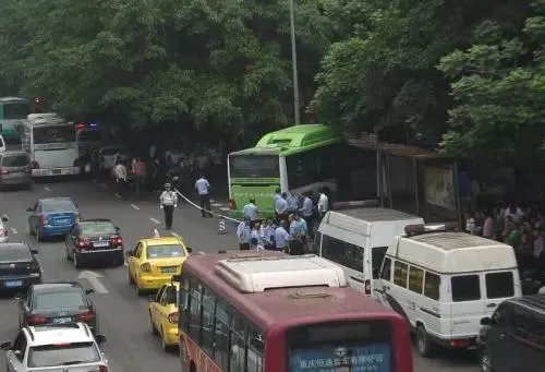 公交车突然失控冲向站台致2人死亡,警方的初步调查有何发现?