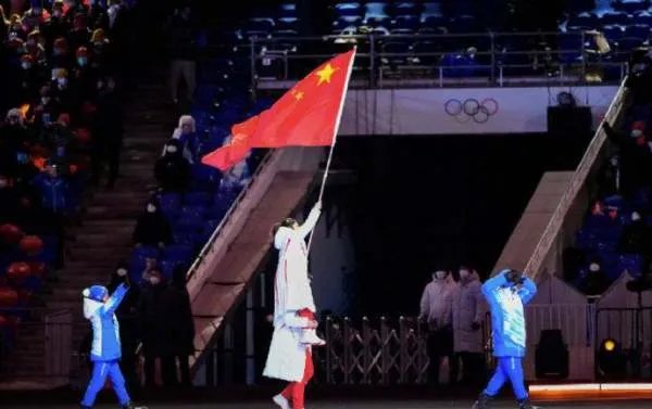 徐梦桃坐在高亭宇肩上举国旗入场,这是一幕什么样的场景?