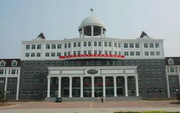 山西华澳商贸学校很垃圾吗