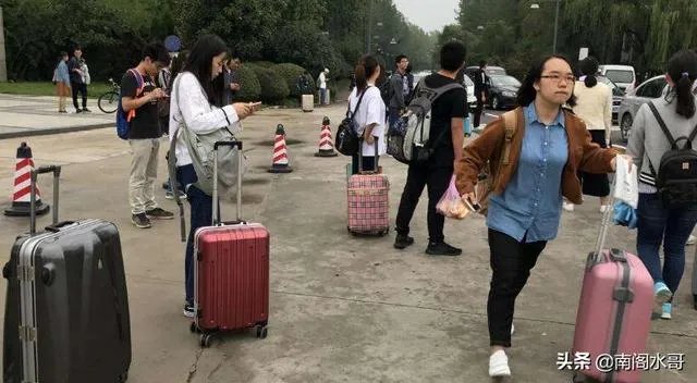 现在疫情又在反复,各地大学生能否停学回家?