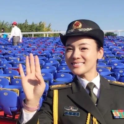 陈思思军装照晒出 网友呼：帅气十足气质出众