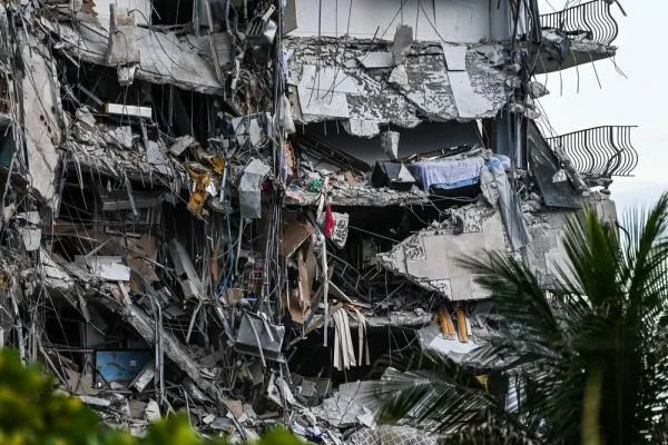 美国迈阿密大楼倒塌事故已致22人死亡,导致此次事故发生的原因是什么?