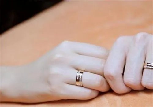 食指戴戒指是什么意思 男人戴戒指十个手指的含义是什么