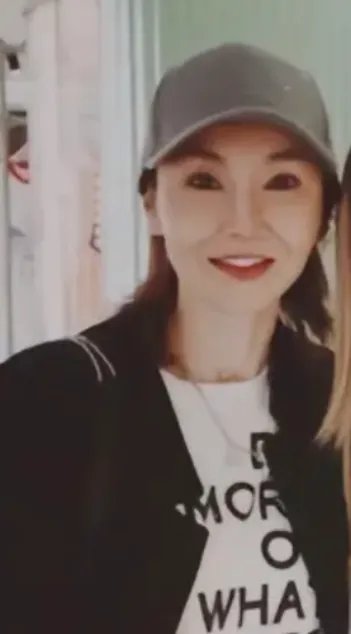 57岁的张曼玉身材暴瘦穿地摊货,她过的究竟怎么样?