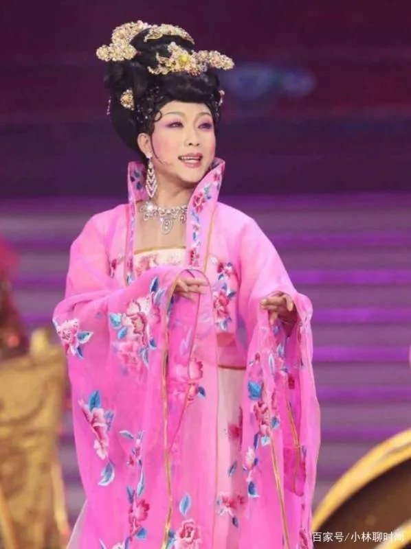 李玉刚回农村真接地气,穿白裤蹲地烧柴火灶,丝毫没明星包袱,你怎么看呢?