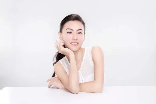 张柏芝豪宅内景似公园，为什么明星这么有钱？