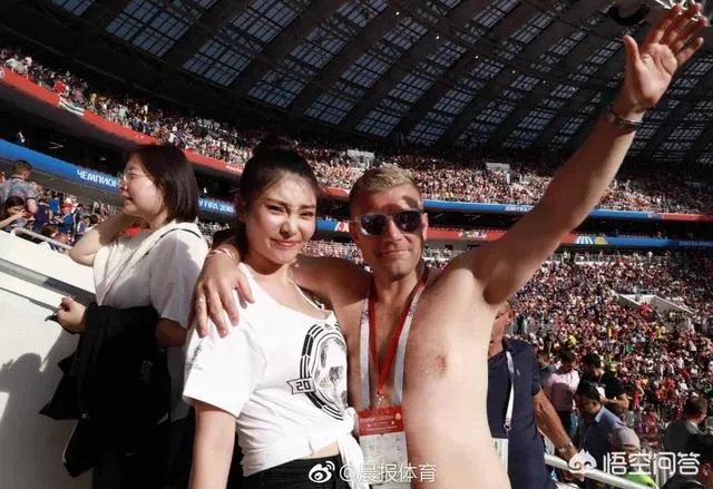 如何看待大嫂徐冬冬在俄罗斯世界杯看球,被丹麦球迷“生扑”?