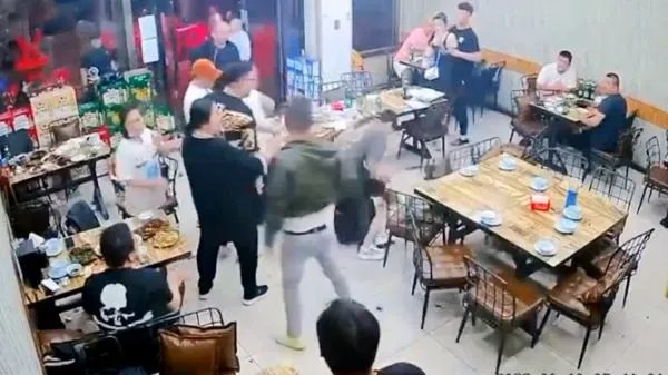 唐山烧烤店打人事件引发热议，大家对此有哪些看法吗？