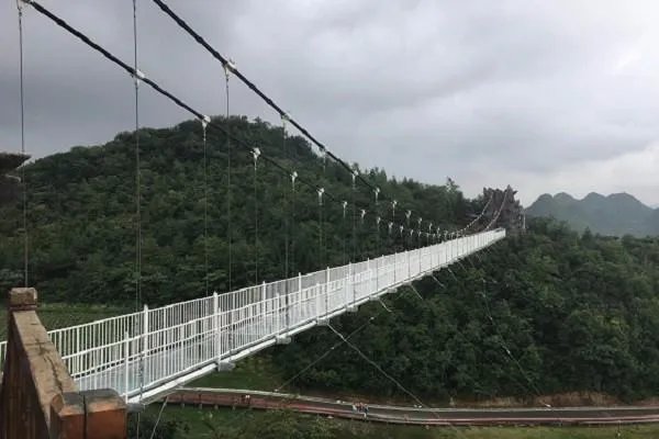 近日玻璃栈道面临“全国大封杀”,这到底是什么缘故?