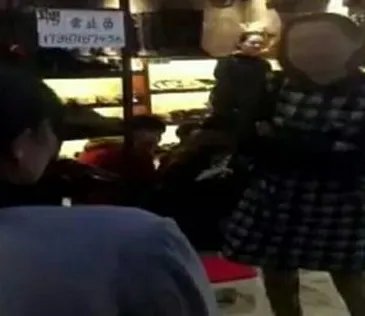 保洁员不小心弄脏女子的鞋，遭女子破口大骂并索赔50元，如何看待此事呢？