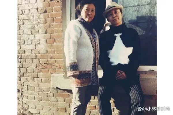 李玉刚回农村真接地气,穿白裤蹲地烧柴火灶,丝毫没明星包袱,你怎么看呢?
