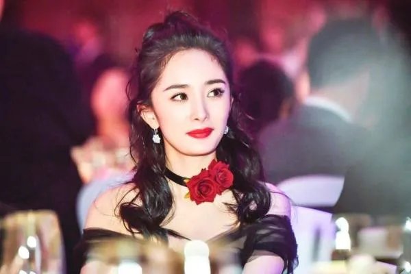 肖战凌晨现身机场状态很疲倦,明星们都这样天天熬夜赶飞机吗?