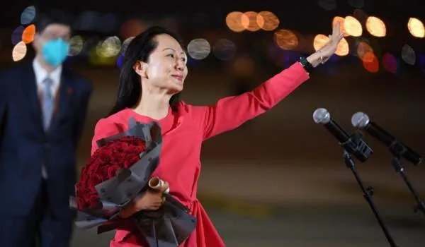 孟晚舟走出舱门的经典照片到底是怎么拍的？