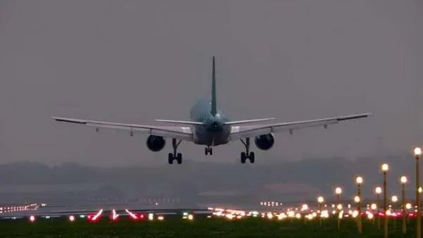 印度波音737降落时突发了故障，致17人重伤，事故原因可能是什么？