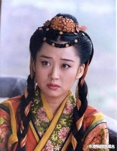 吕颂贤版的《笑傲江湖》里,有人说感觉梁佩玲扮演的任盈盈是最不符合原著的,你怎么看?