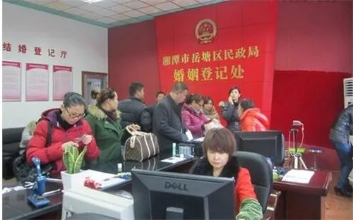 2018新婚姻法规定领取结婚证年龄 领取结婚证需要注意什么