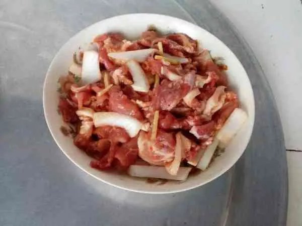 石锅烤肉怎么做好吃，石锅烤肉的家常做法