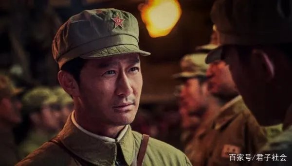 《长津湖》56.9亿票房夺冠！吴京、易烊千玺能拿到多少钱？
