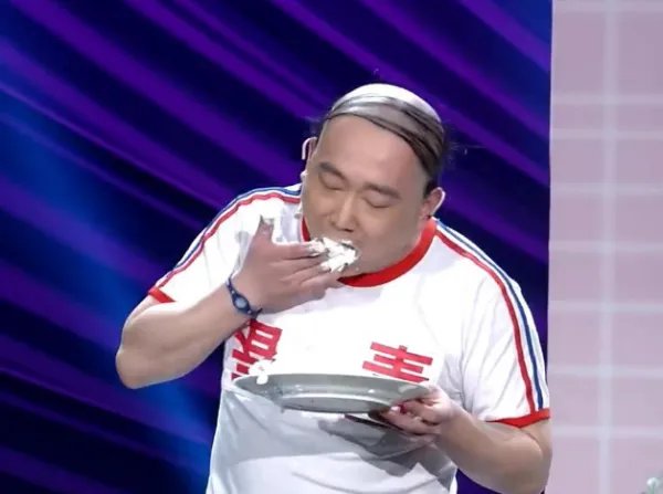 《欢乐喜剧人》第一季中白眉工作室中的梁超的演艺经历如何?
