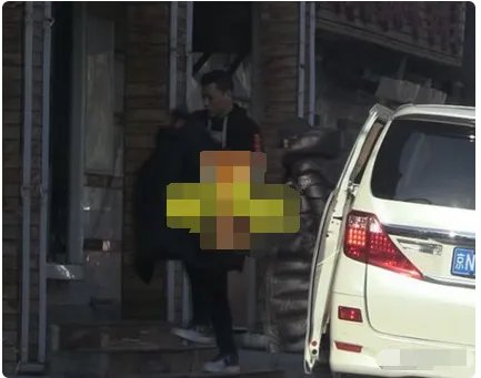 贾乃亮参加春晚审查助理怎么还提着药?