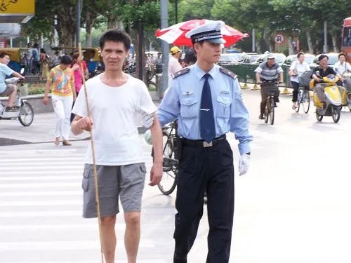 河南一盲人过马路被撞前1秒被公交司机拉回，你从司机身上看到了哪些品质？