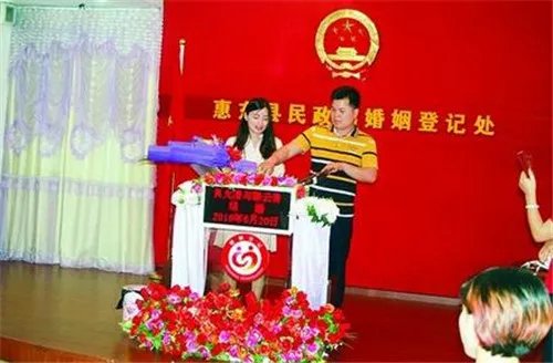 2018新婚姻法规定领取结婚证年龄 领取结婚证需要注意什么
