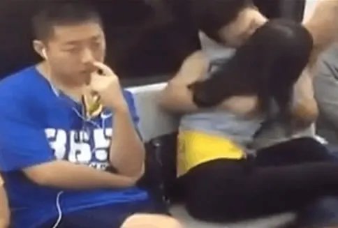 地铁上男女大秀恩爱令乘客不忍直视：好尴尬（图）