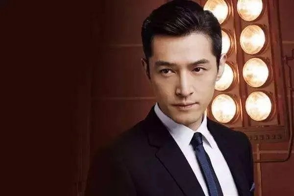 胡歌仅仅转发袁弘一条微博,为何会被李宇春的粉丝喷了近10年?